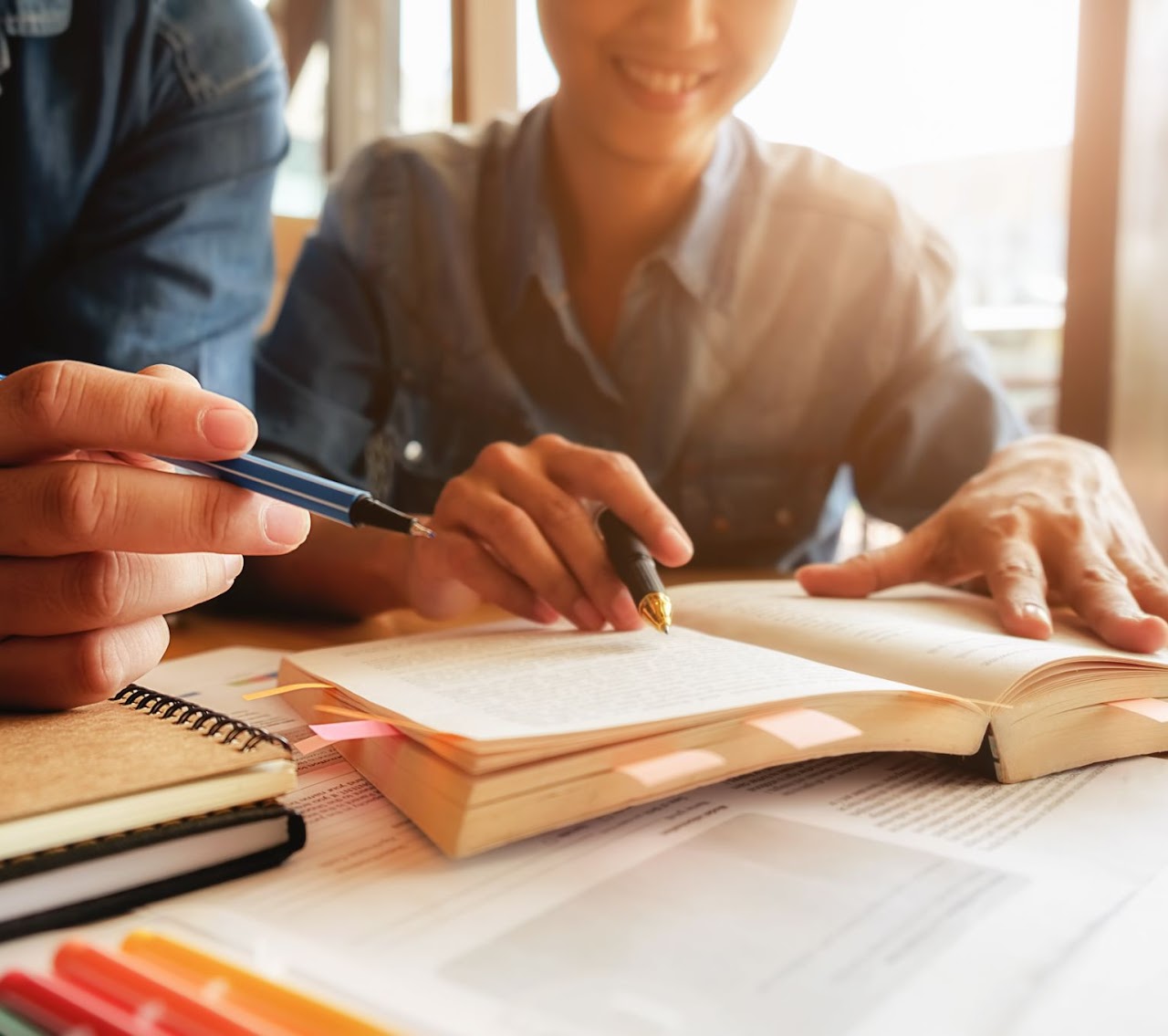 concepto-educacion-estudiante-estudiar-brainstorming-campus-concepto-cerca-estudiantes-que-discuten-su-tema-libros-o-libros-texto-enfoque-selectivo